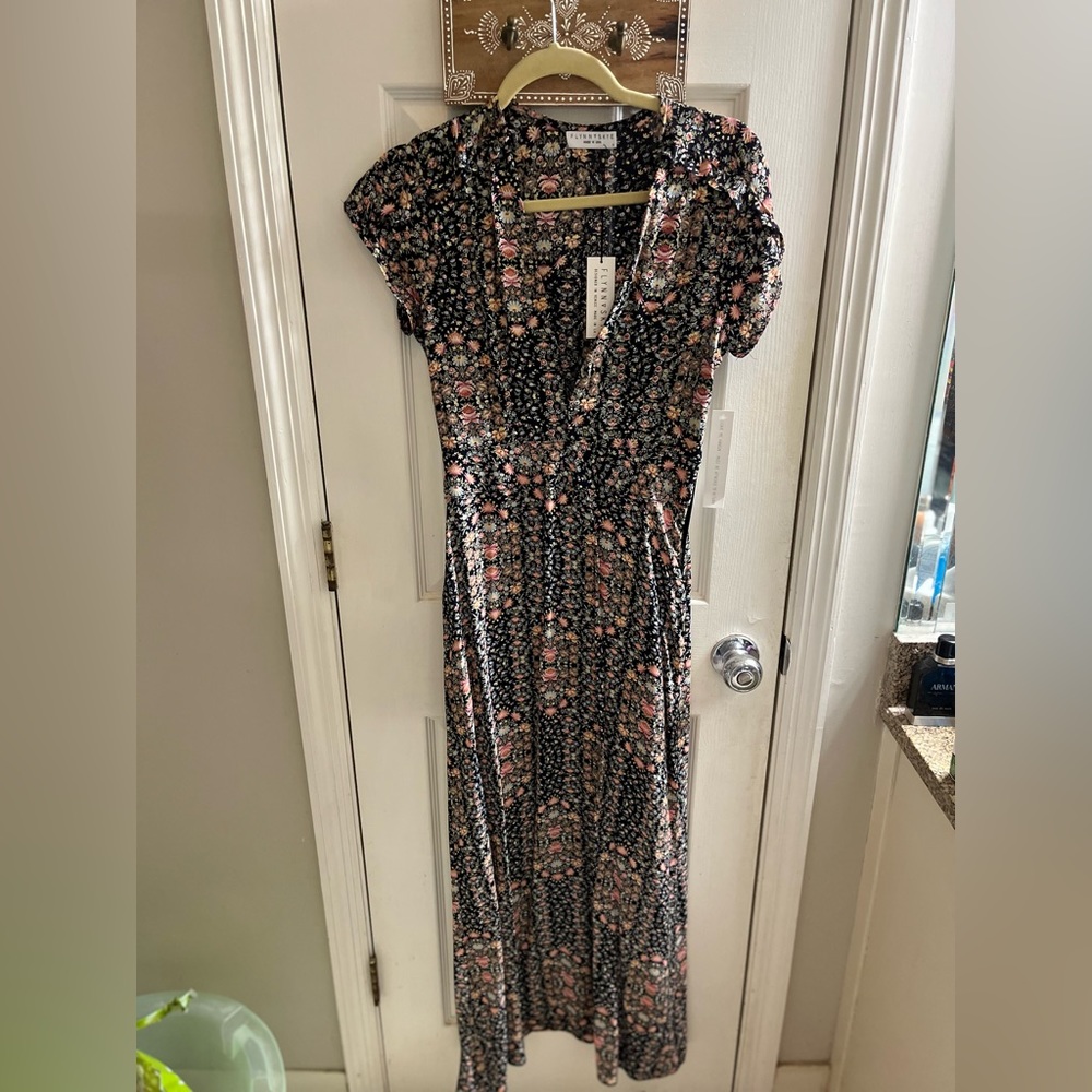 GORGEOUS deep neckline Flynn Skye floral dress
